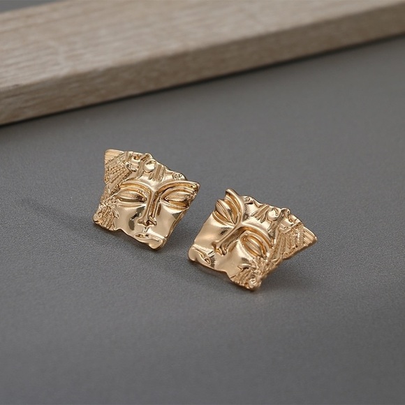 ✨ 🖤SALE🖤 ✨Vintage Style Gold Earrings - Picture 4 of 6